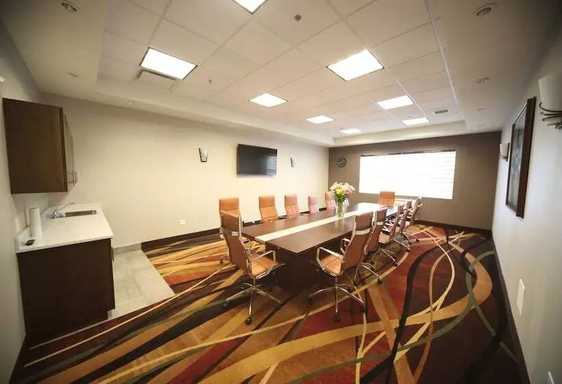 ホテル Wyndham Garden Edmonton Airport