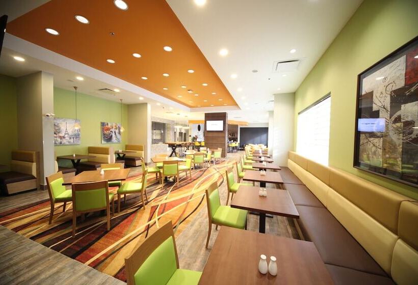 هتل Wyndham Garden Edmonton Airport