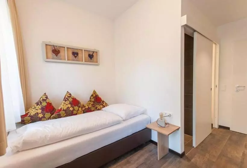 تختخواب و صبحانه Pension Max