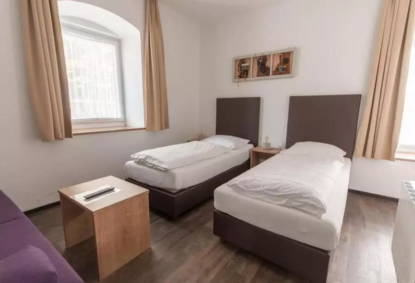 تختخواب و صبحانه Pension Max