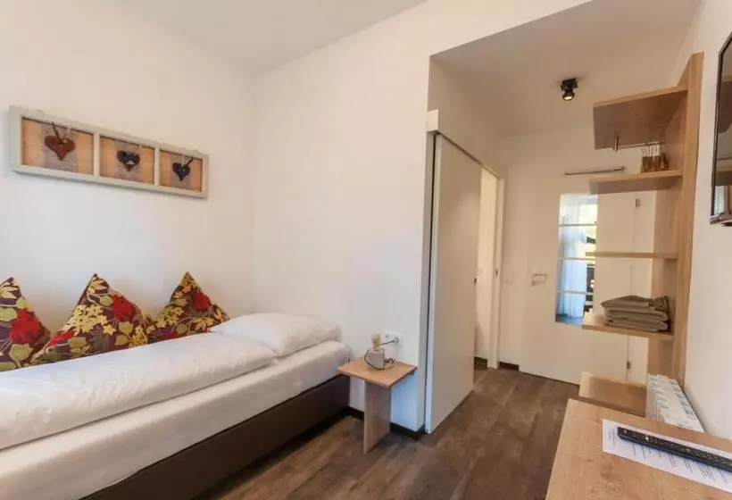 تختخواب و صبحانه Pension Max