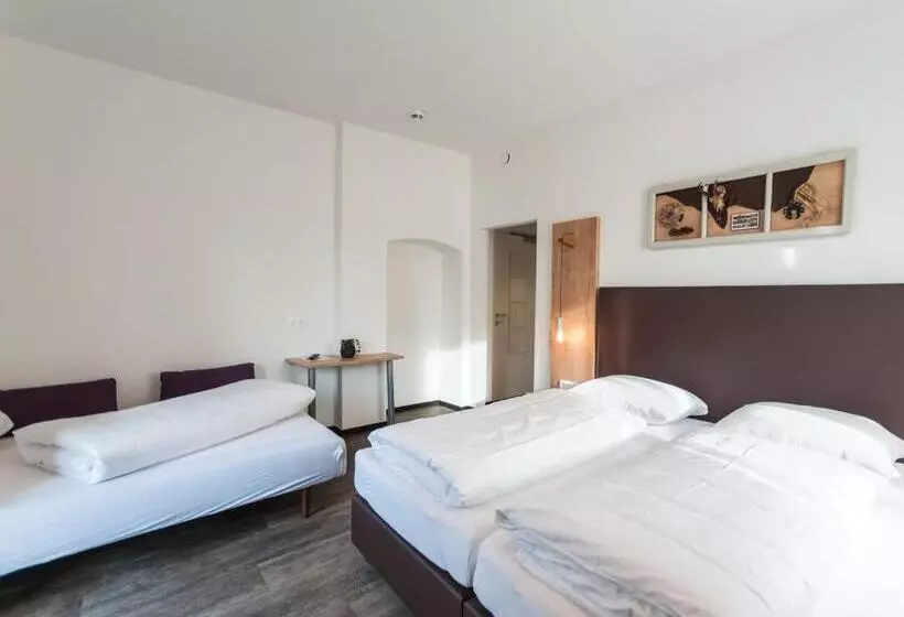 تختخواب و صبحانه Pension Max