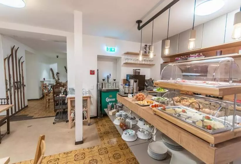 تختخواب و صبحانه Pension Max