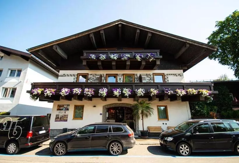 تختخواب و صبحانه Pension Max