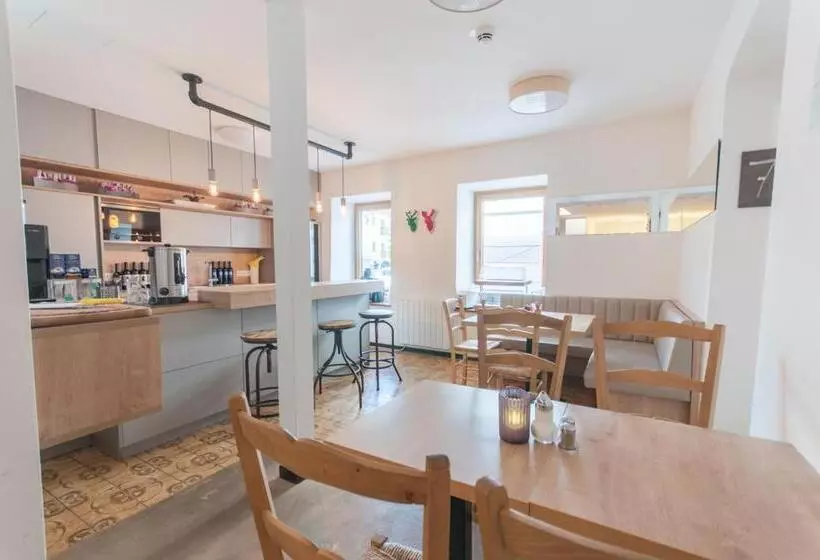 تختخواب و صبحانه Pension Max