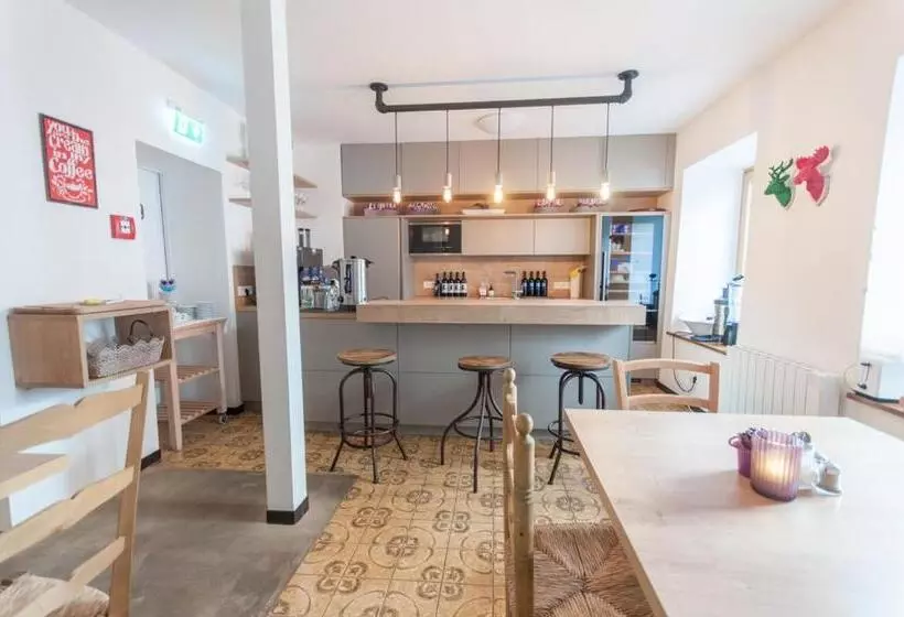 تختخواب و صبحانه Pension Max