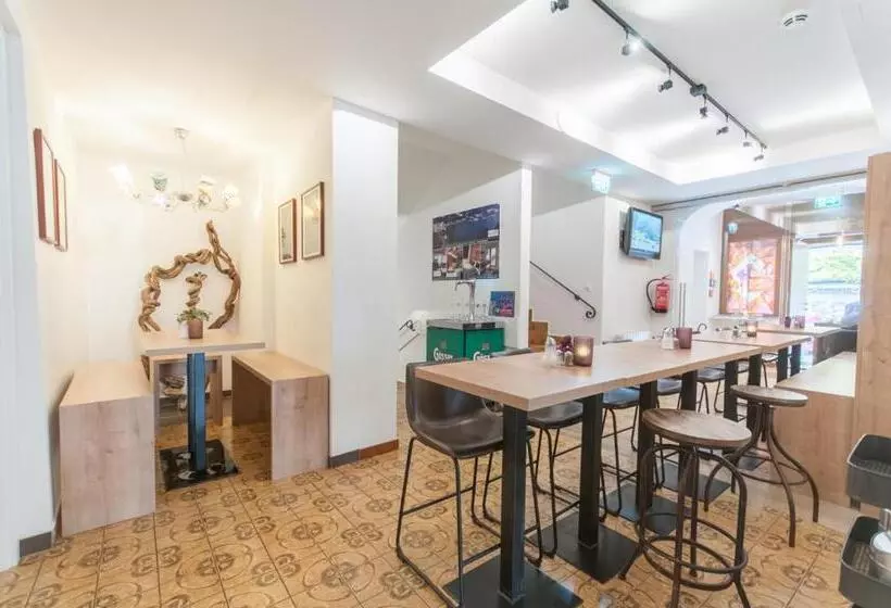 تختخواب و صبحانه Pension Max