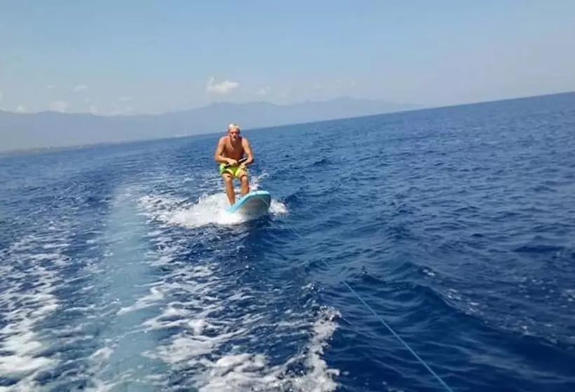 ベッドアンドブレックファースト Lovina Central Hostel