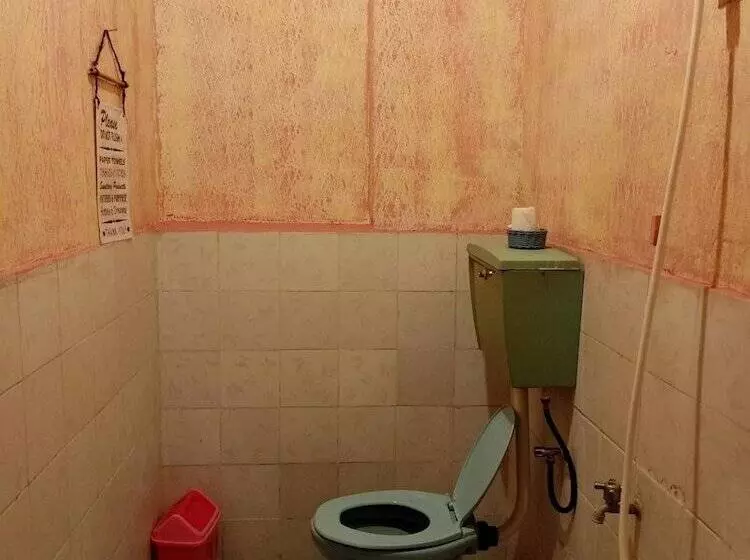 ベッドアンドブレックファースト Lovina Central Hostel