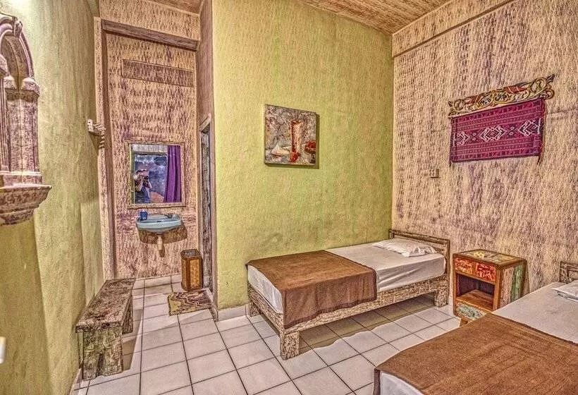 ベッドアンドブレックファースト Lovina Central Hostel