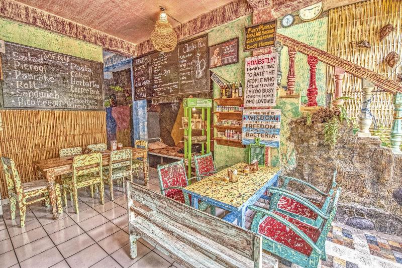 Bed and Breakfast Lovina Central Hostel