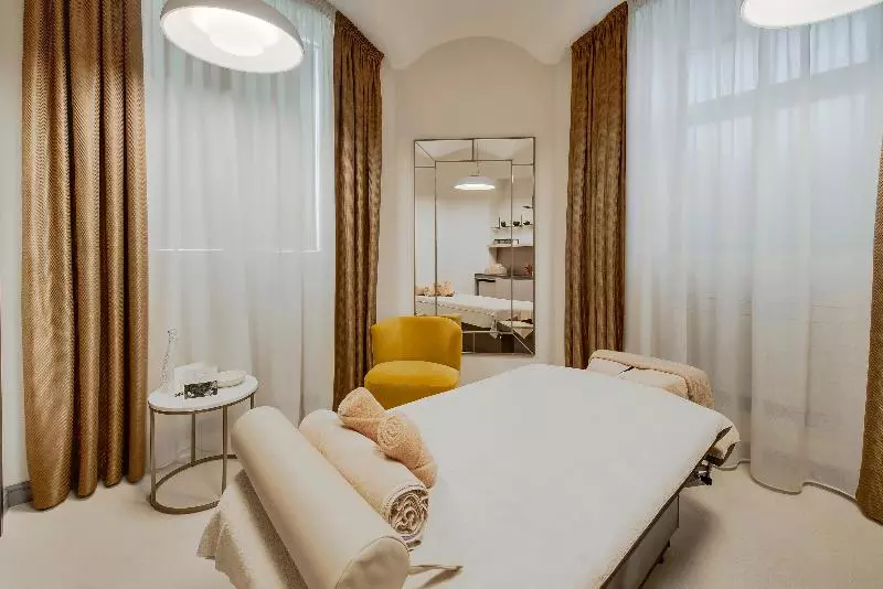 Grand Poet Hotel And Spa By Semarah