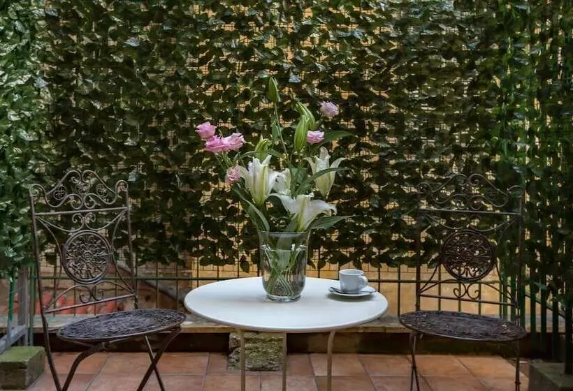 هتل Little Aurelius