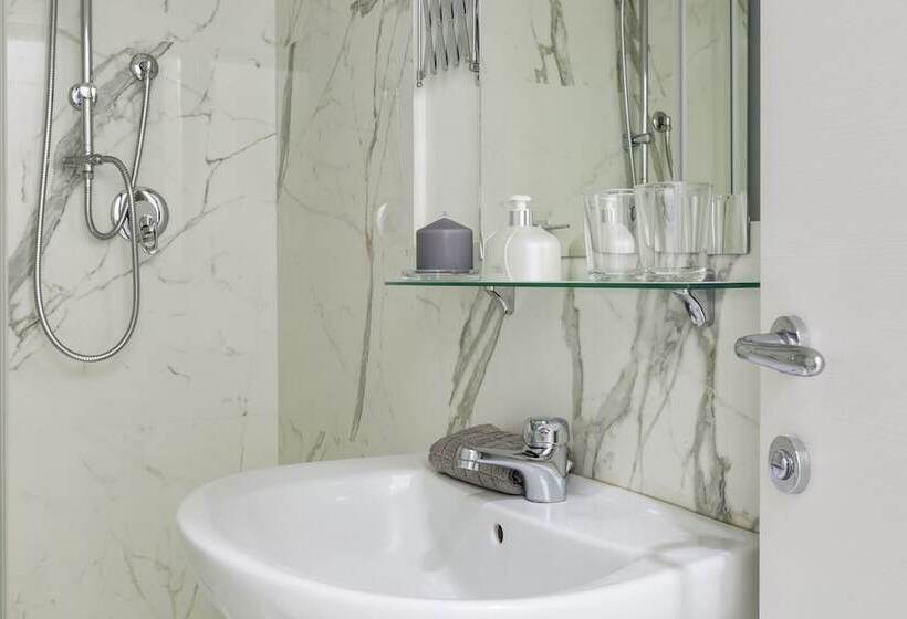 هتل Little Aurelius