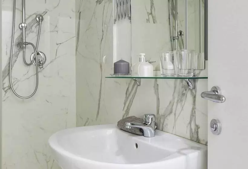 هتل Little Aurelius