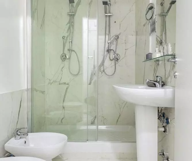 هتل Little Aurelius