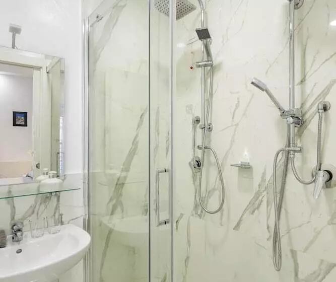 هتل Little Aurelius