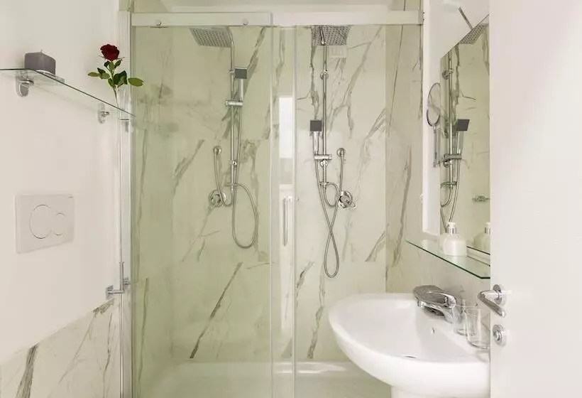 هتل Little Aurelius