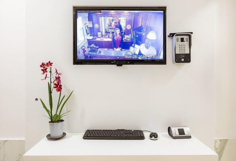 هتل Little Aurelius