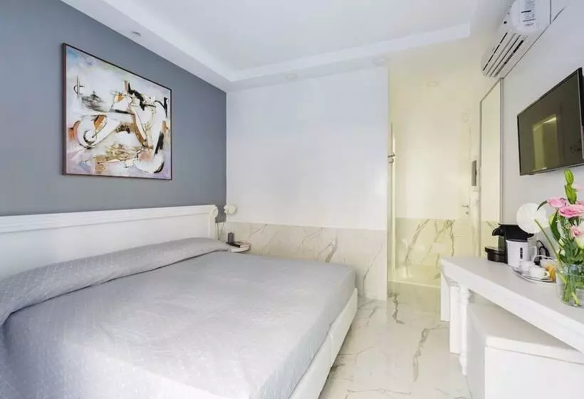 هتل Little Aurelius