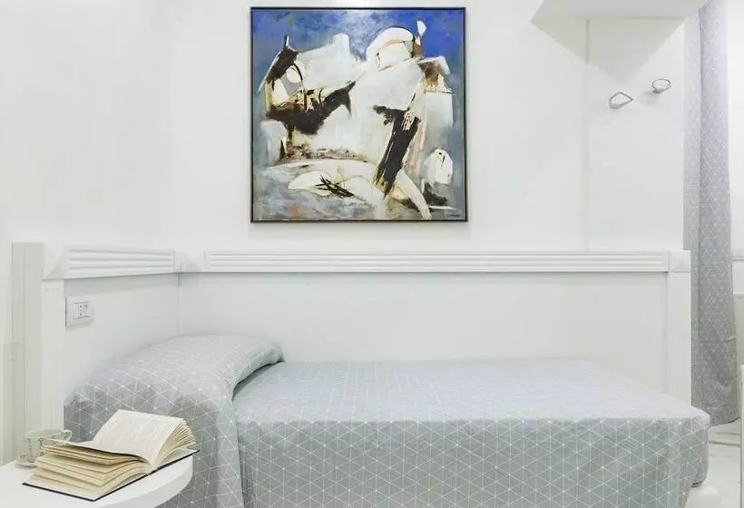 هتل Little Aurelius