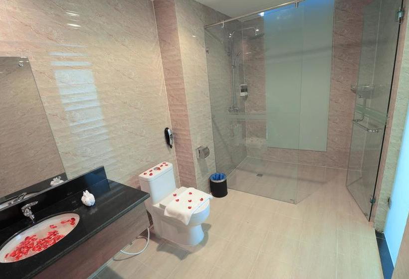 هتل The  Grand Ace