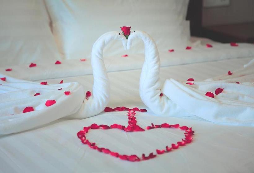 هتل The  Grand Ace