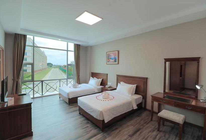 هتل The  Grand Ace