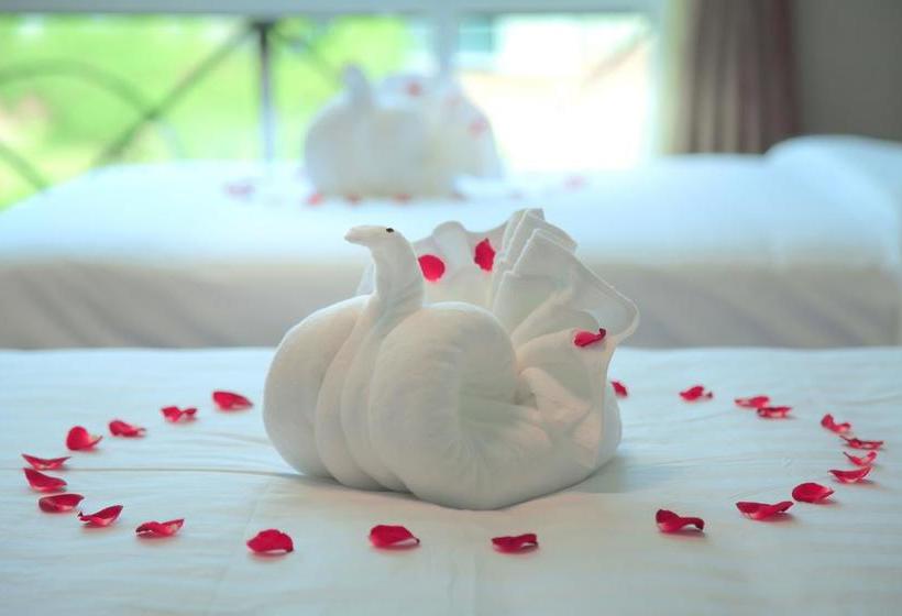 هتل The  Grand Ace