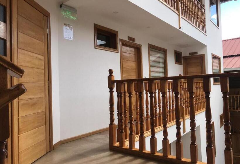 Community Hostel Alausi