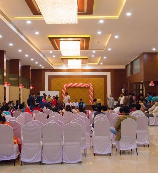 בית מלון כפרי Regenta Central Indore