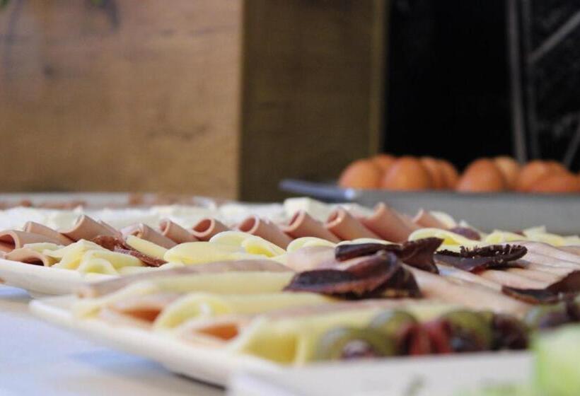 تختخواب و صبحانه Orange