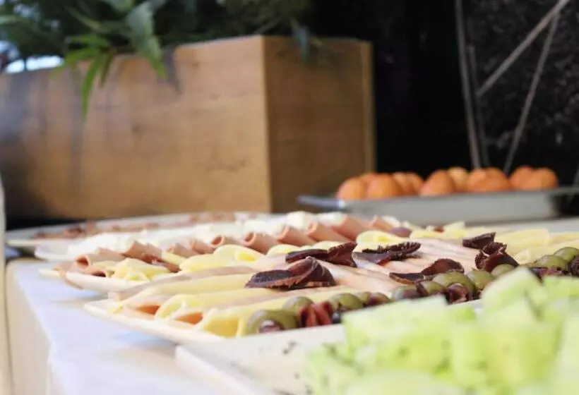 تختخواب و صبحانه Orange