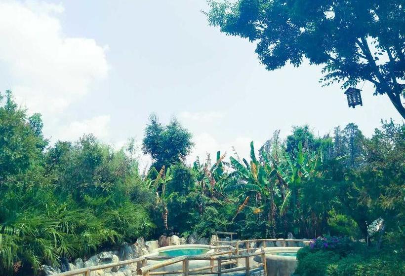 Hotel Chinese Yew Lake