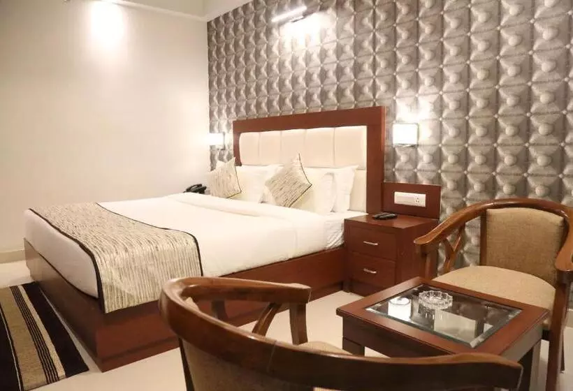 هتل Varanasi Inn