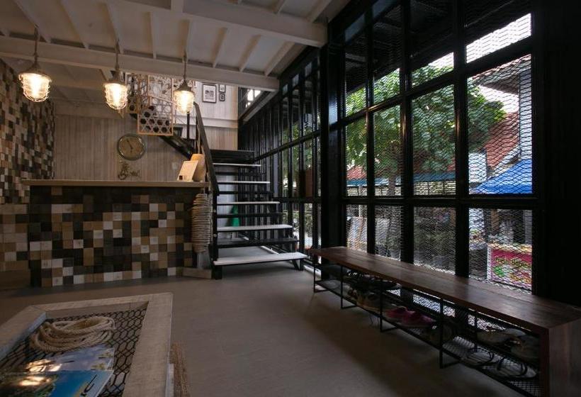 The Street Hostel Koh Lipe