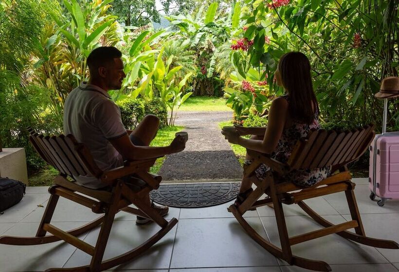 هتل Arenal History Inn