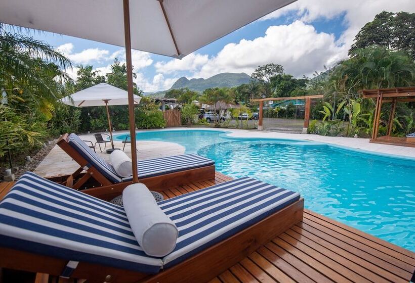 هتل Arenal History Inn