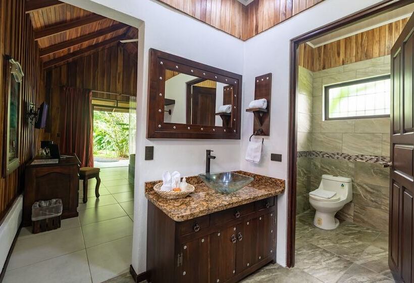 هتل Arenal History Inn