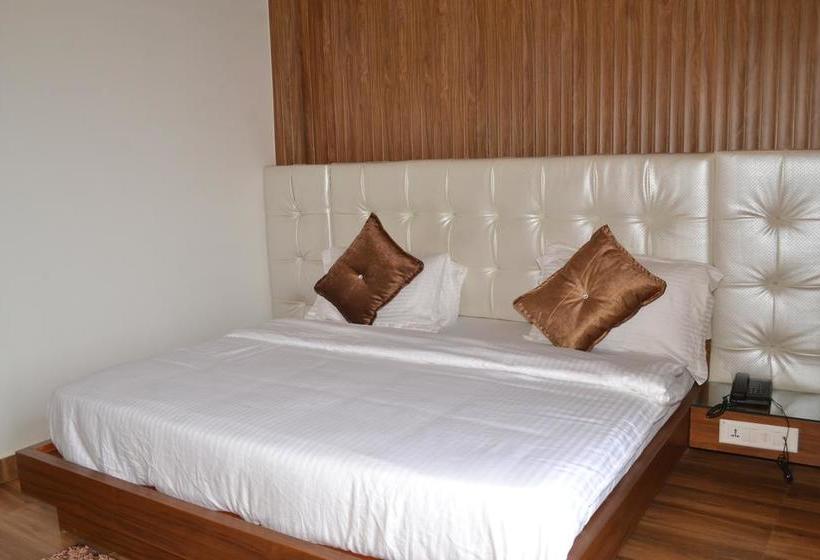 Sky Lark Hotel & Restaurant