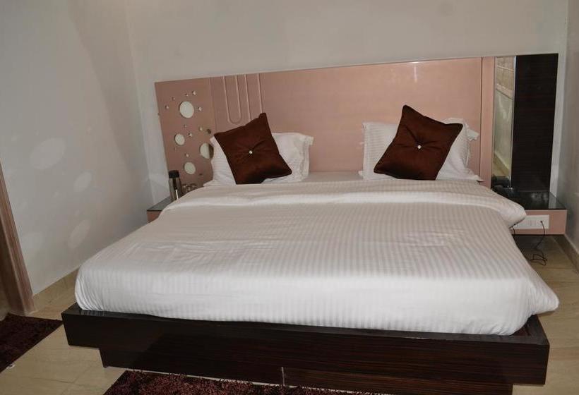 Sky Lark Hotel & Restaurant