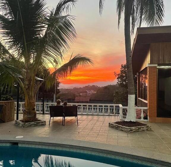 تختخواب و صبحانه Uruka Lodge