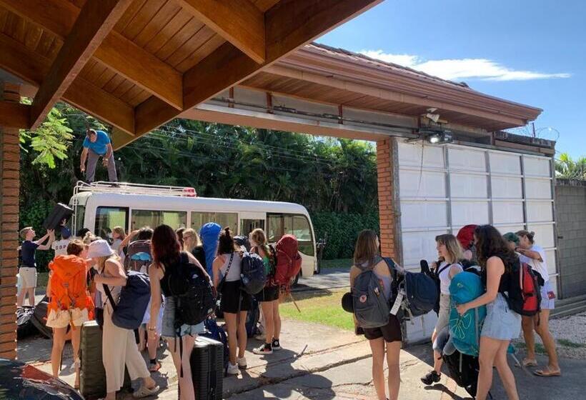 تختخواب و صبحانه Uruka Lodge