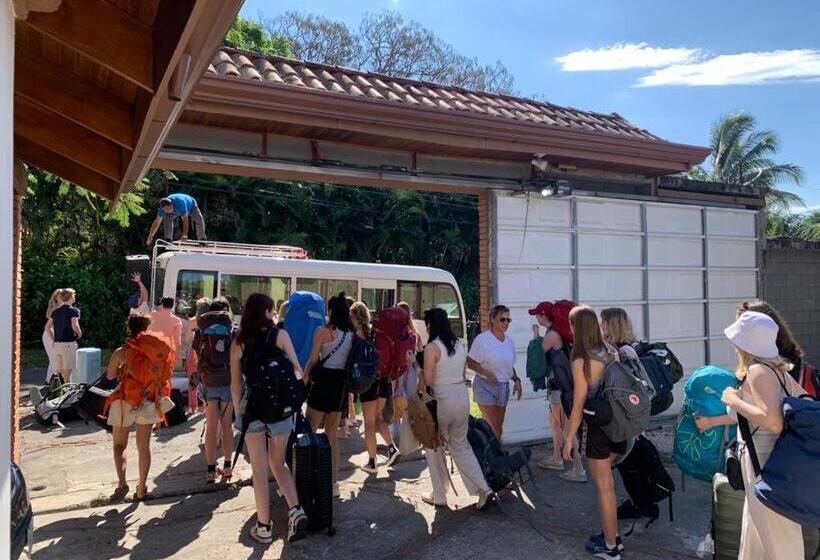 تختخواب و صبحانه Uruka Lodge