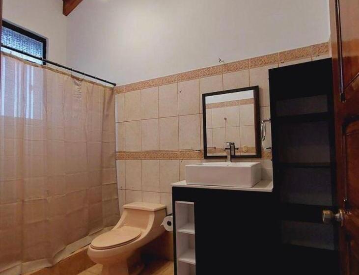 تختخواب و صبحانه Uruka Lodge