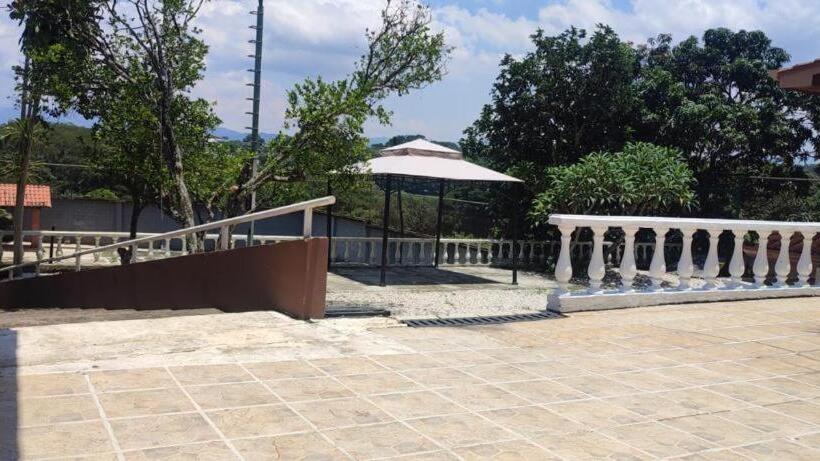 تختخواب و صبحانه Uruka Lodge