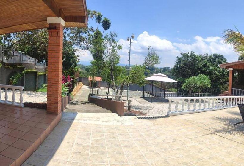 تختخواب و صبحانه Uruka Lodge