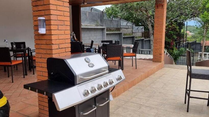 تختخواب و صبحانه Uruka Lodge