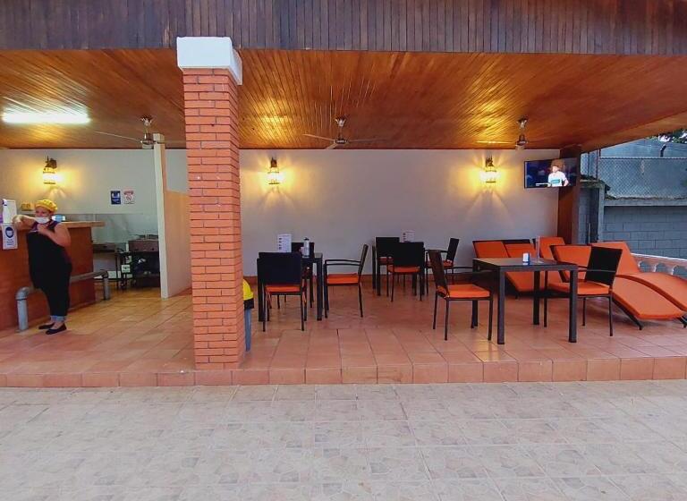 تختخواب و صبحانه Uruka Lodge