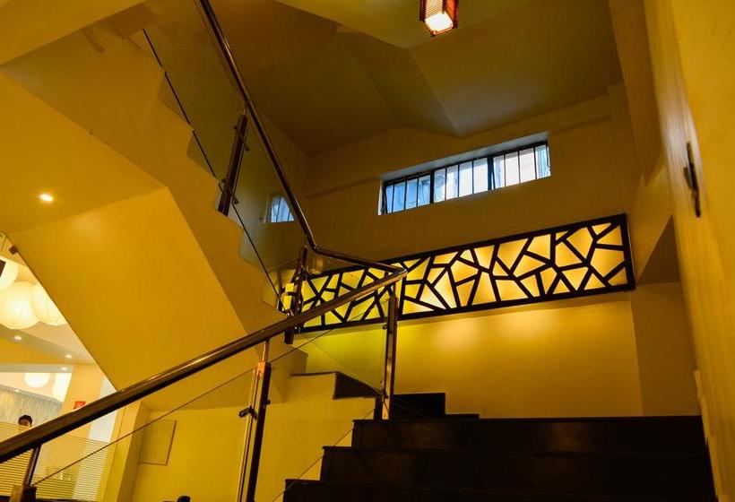 هتل Capital O 6645 Sapphire